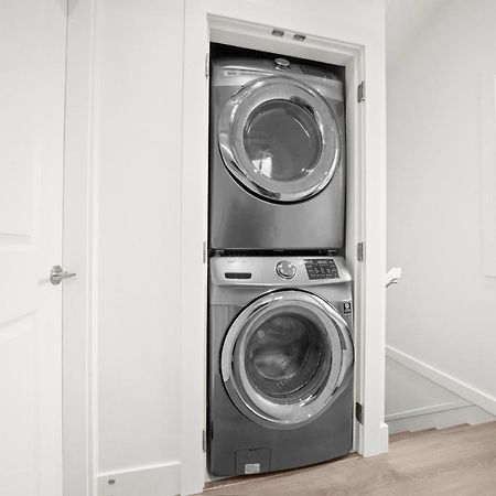 Entire New Cozy And Modern 2-Storey House バンクーバー エクステリア 写真