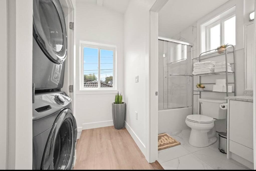 Entire New Cozy And Modern 2-Storey House バンクーバー エクステリア 写真