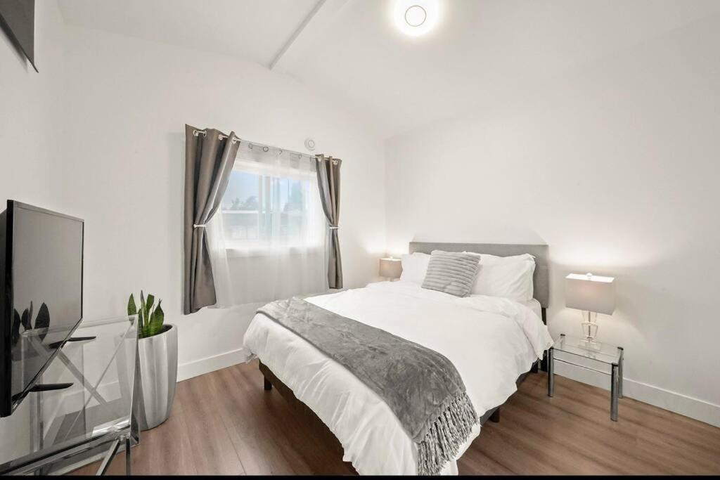 Entire New Cozy And Modern 2-Storey House バンクーバー エクステリア 写真