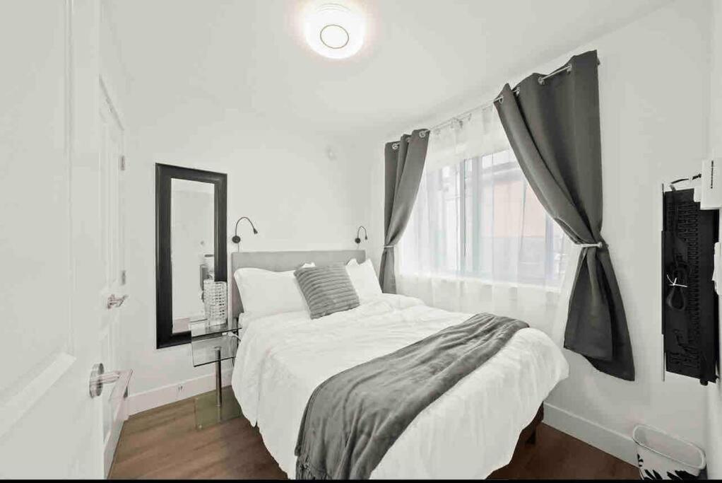 Entire New Cozy And Modern 2-Storey House バンクーバー エクステリア 写真