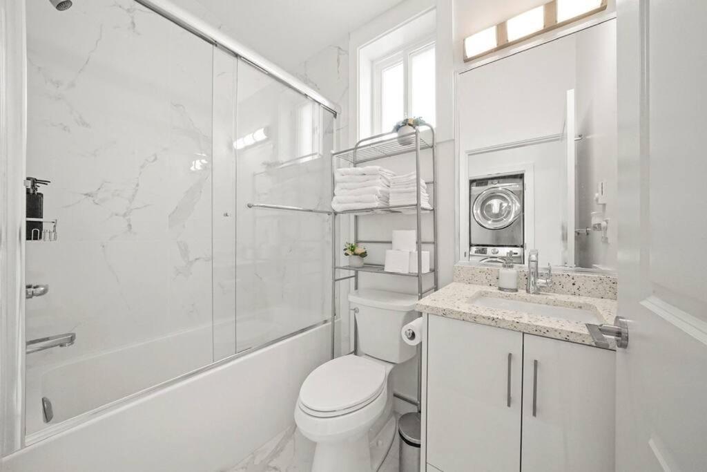 Entire New Cozy And Modern 2-Storey House バンクーバー エクステリア 写真
