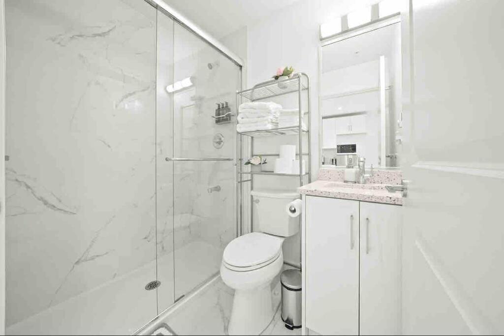 Entire New Cozy And Modern 2-Storey House バンクーバー エクステリア 写真