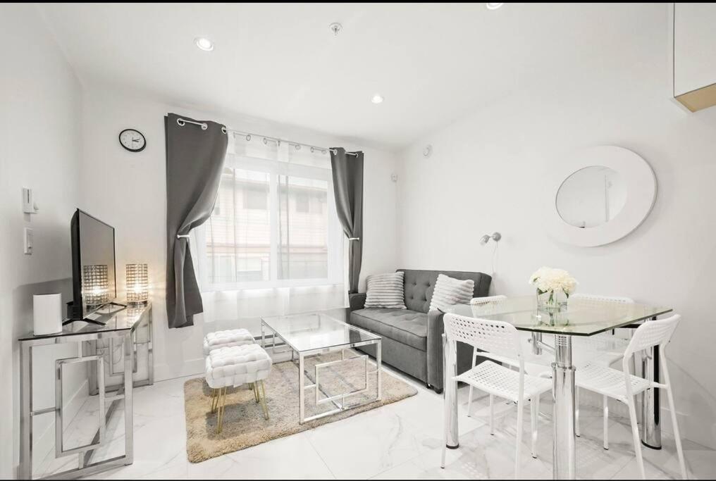 Entire New Cozy And Modern 2-Storey House バンクーバー エクステリア 写真