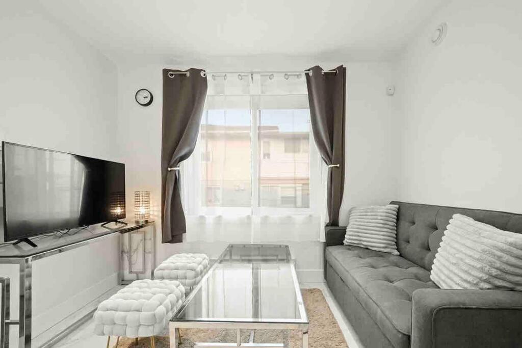 Entire New Cozy And Modern 2-Storey House バンクーバー エクステリア 写真
