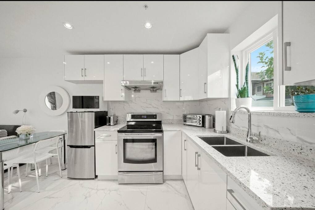 Entire New Cozy And Modern 2-Storey House バンクーバー エクステリア 写真