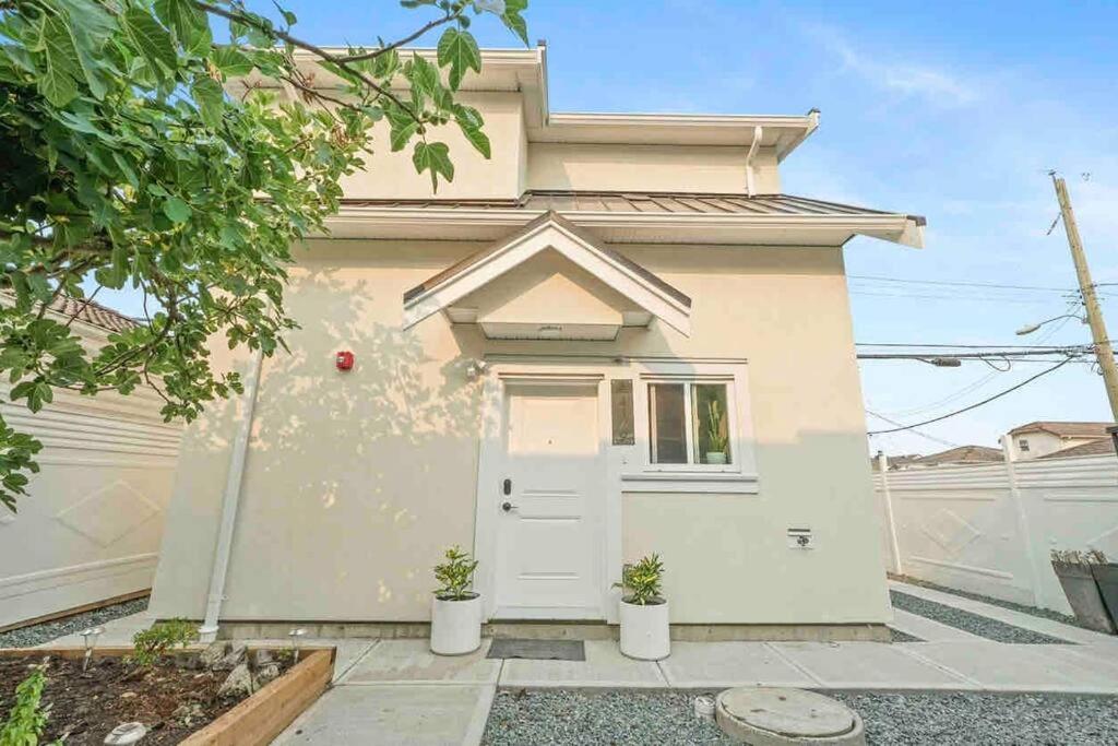 Entire New Cozy And Modern 2-Storey House バンクーバー エクステリア 写真