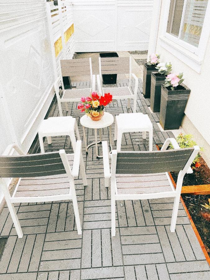 Entire New Cozy And Modern 2-Storey House バンクーバー エクステリア 写真