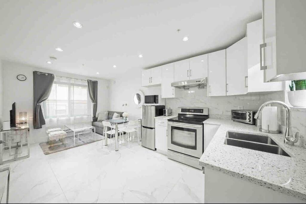 Entire New Cozy And Modern 2-Storey House バンクーバー エクステリア 写真