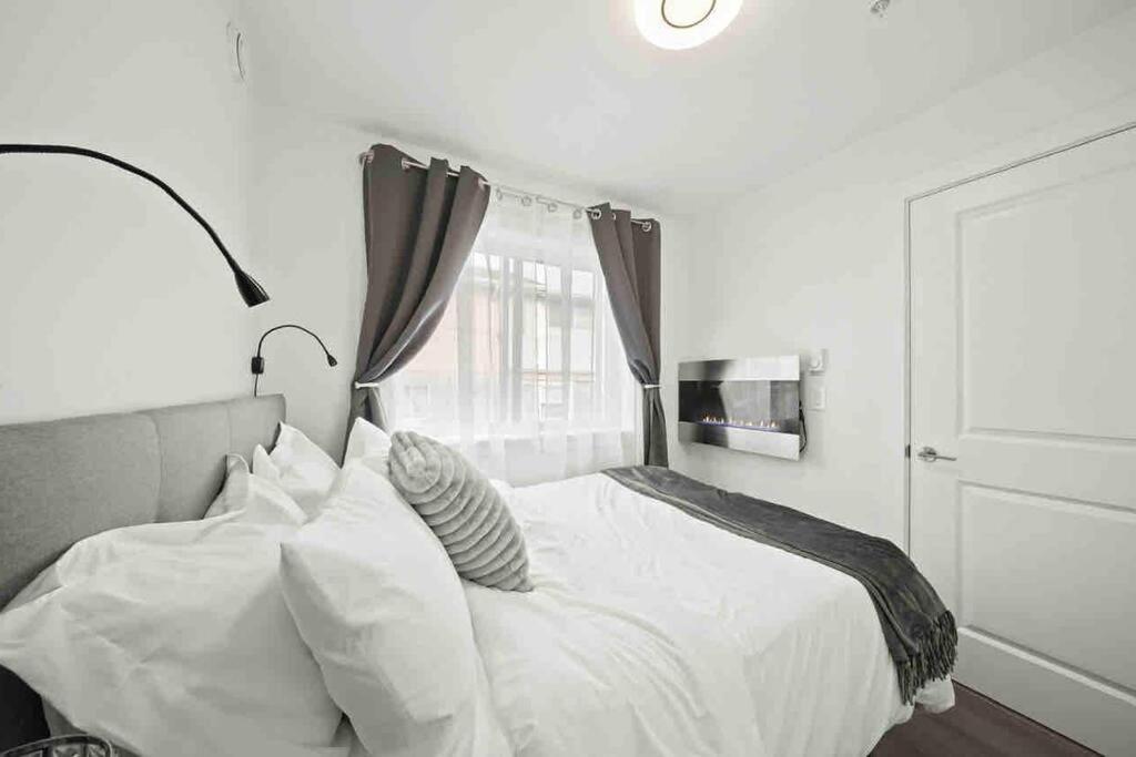 Entire New Cozy And Modern 2-Storey House バンクーバー エクステリア 写真