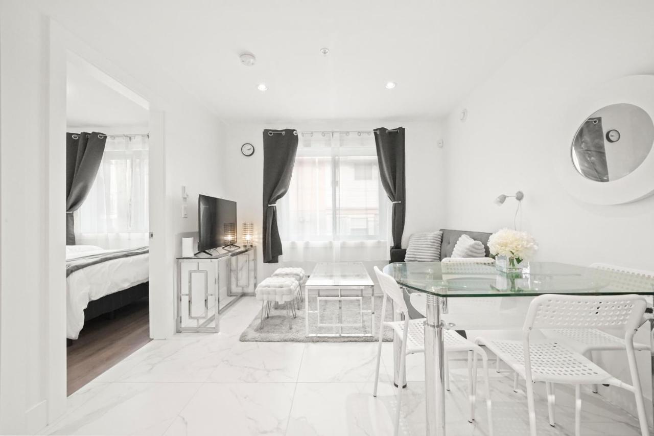 Entire New Cozy And Modern 2-Storey House バンクーバー エクステリア 写真