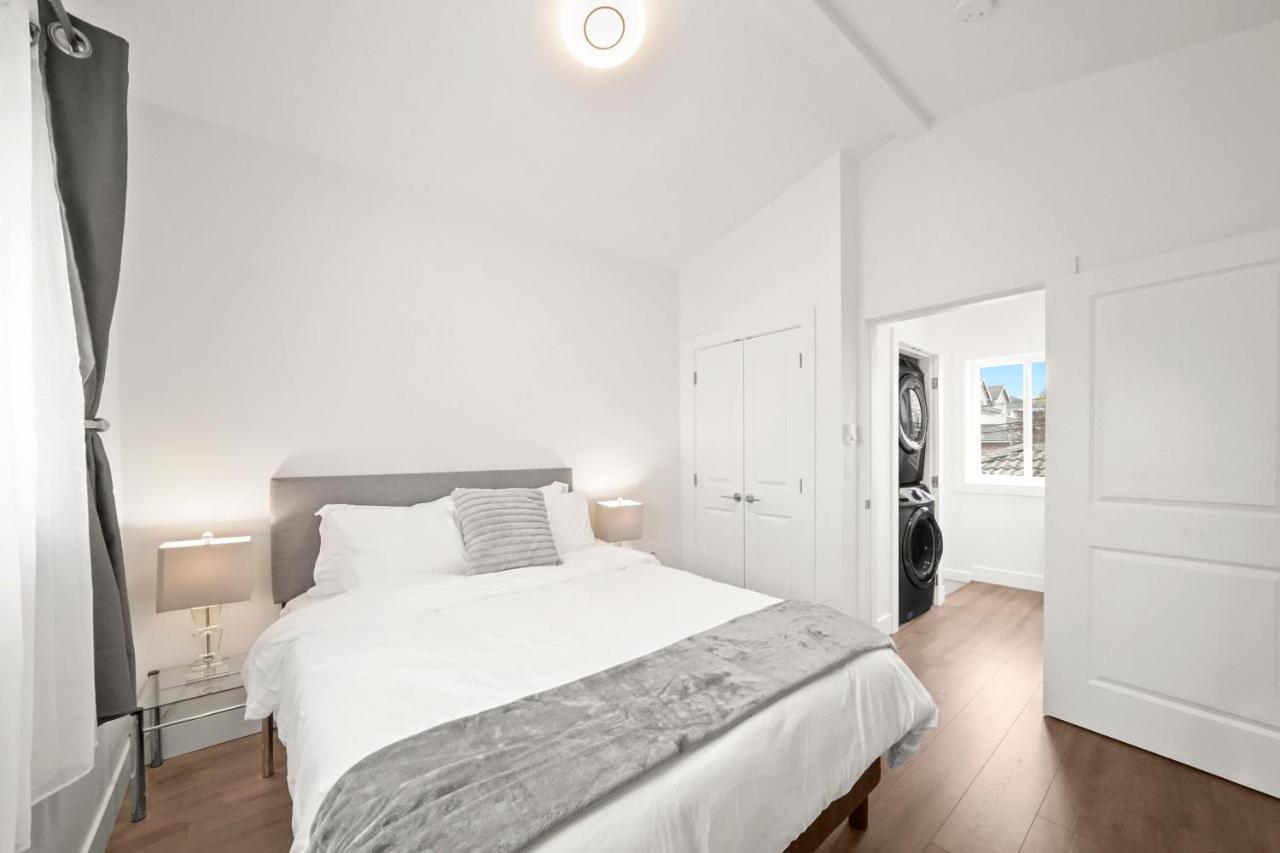 Entire New Cozy And Modern 2-Storey House バンクーバー エクステリア 写真