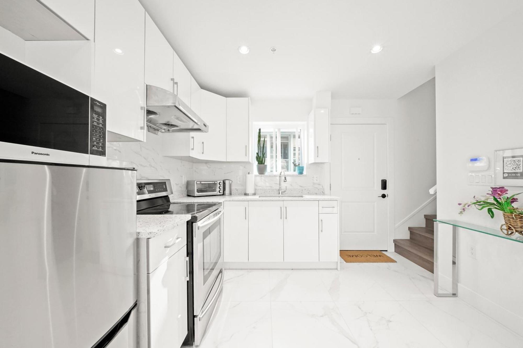 Entire New Cozy And Modern 2-Storey House バンクーバー エクステリア 写真