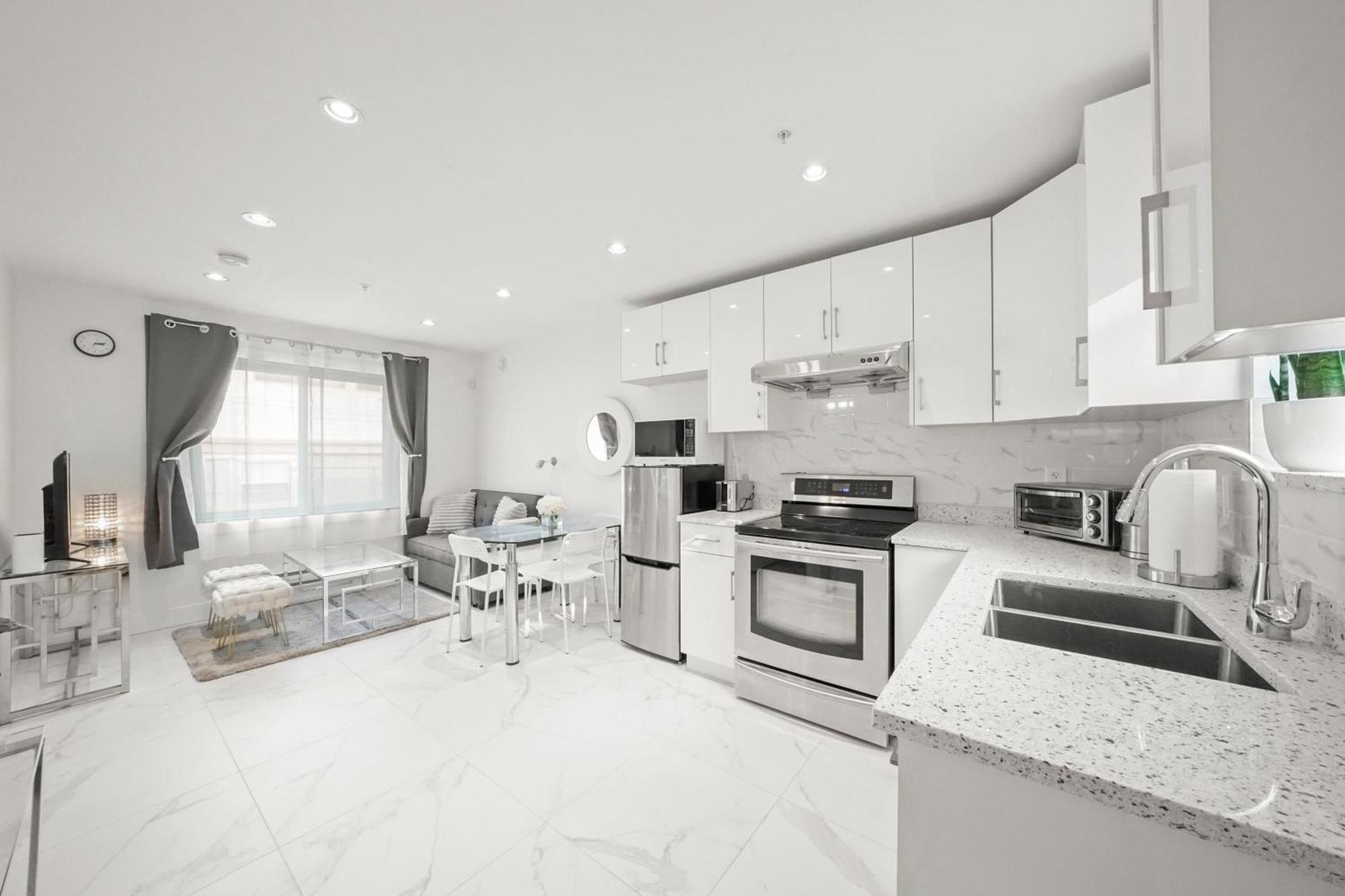 Entire New Cozy And Modern 2-Storey House バンクーバー エクステリア 写真