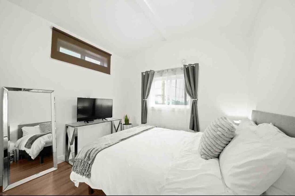 Entire New Cozy And Modern 2-Storey House バンクーバー エクステリア 写真